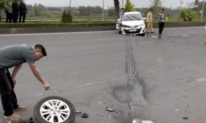 Clip TNGT: Không làm chủ tay lái, tài xế Toyota Vios hạ gục cột điện, văng bánh trước ra đường